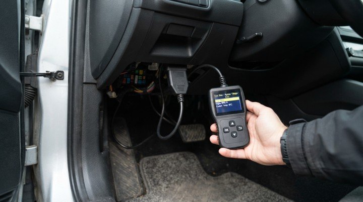 How Does an OBD2 Scanner Check Battery Voltage